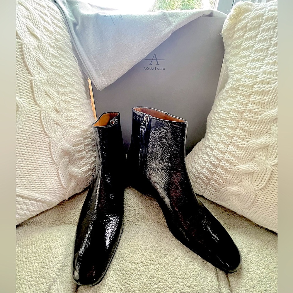 New in Box (NIB) Aquatalia Ulyssa Leather Low Heel Boot - Luxury